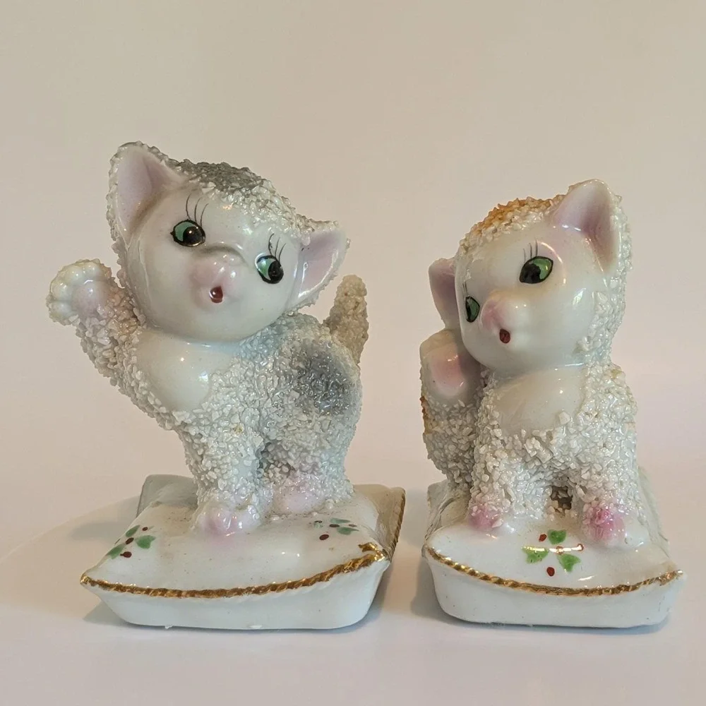 Vintage Victoria Ceramic Sugar Textured Cats On Pillows Salt & Pepper Japan MCM